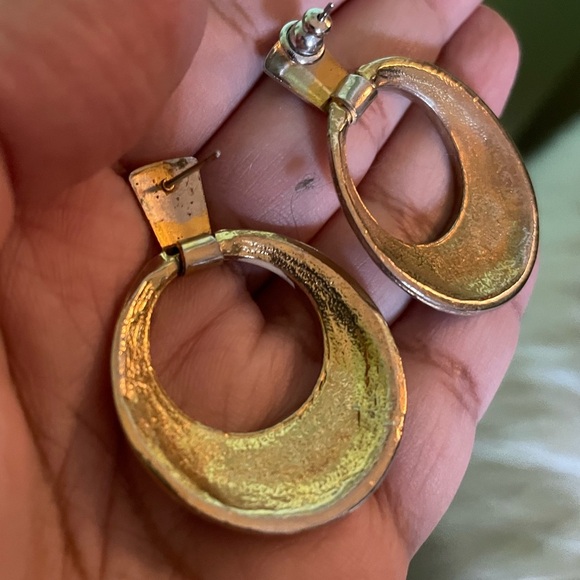 Cream and black enamel metal hoop earrings - Picture 4 of 4